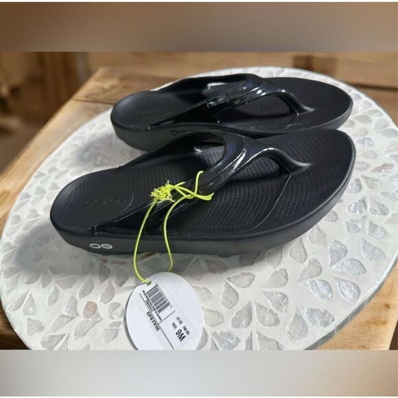 NWT OOFOS Oolala Recovery Slip On Flip Flops Women's Sandals Size 6 – Black - Picture 2 of 12